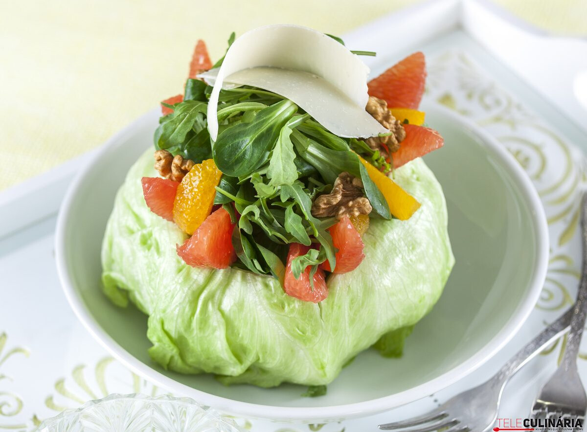 Salada fresca com frutos cítricos e nozes