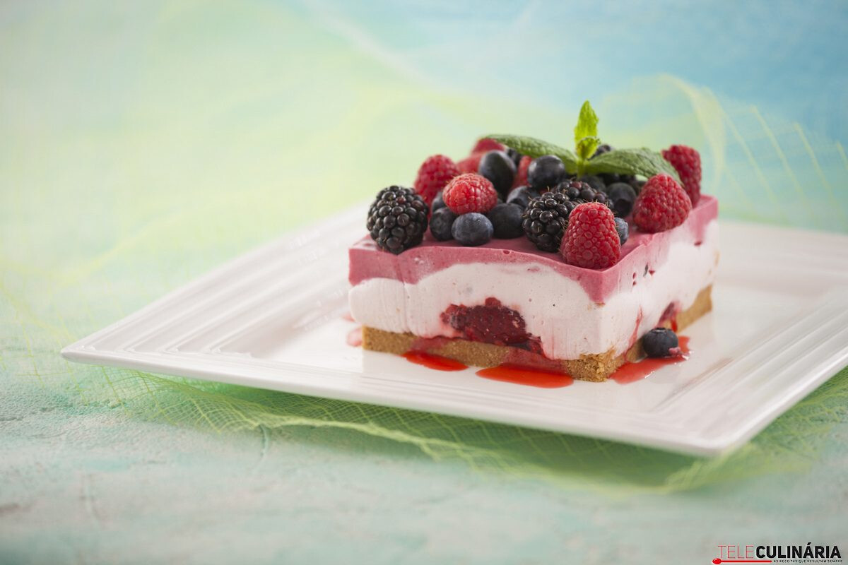 Bolo gelado com bagas do bosque