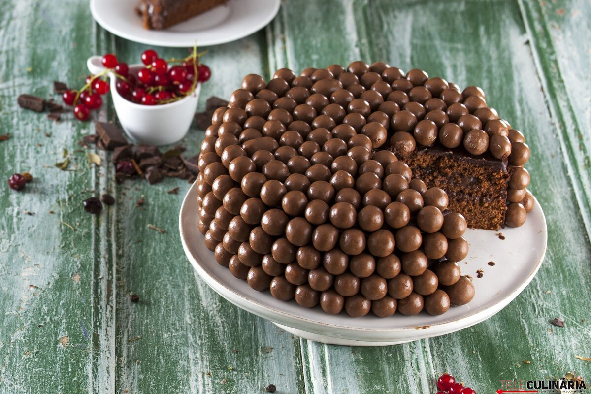 Bolo com bolinhas de chocolate