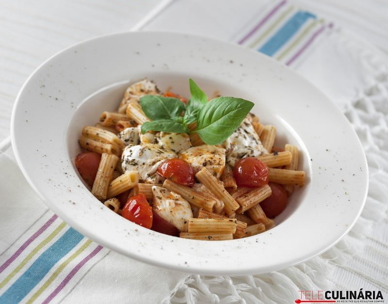Salada de massa, tomate e mozzarella fresco