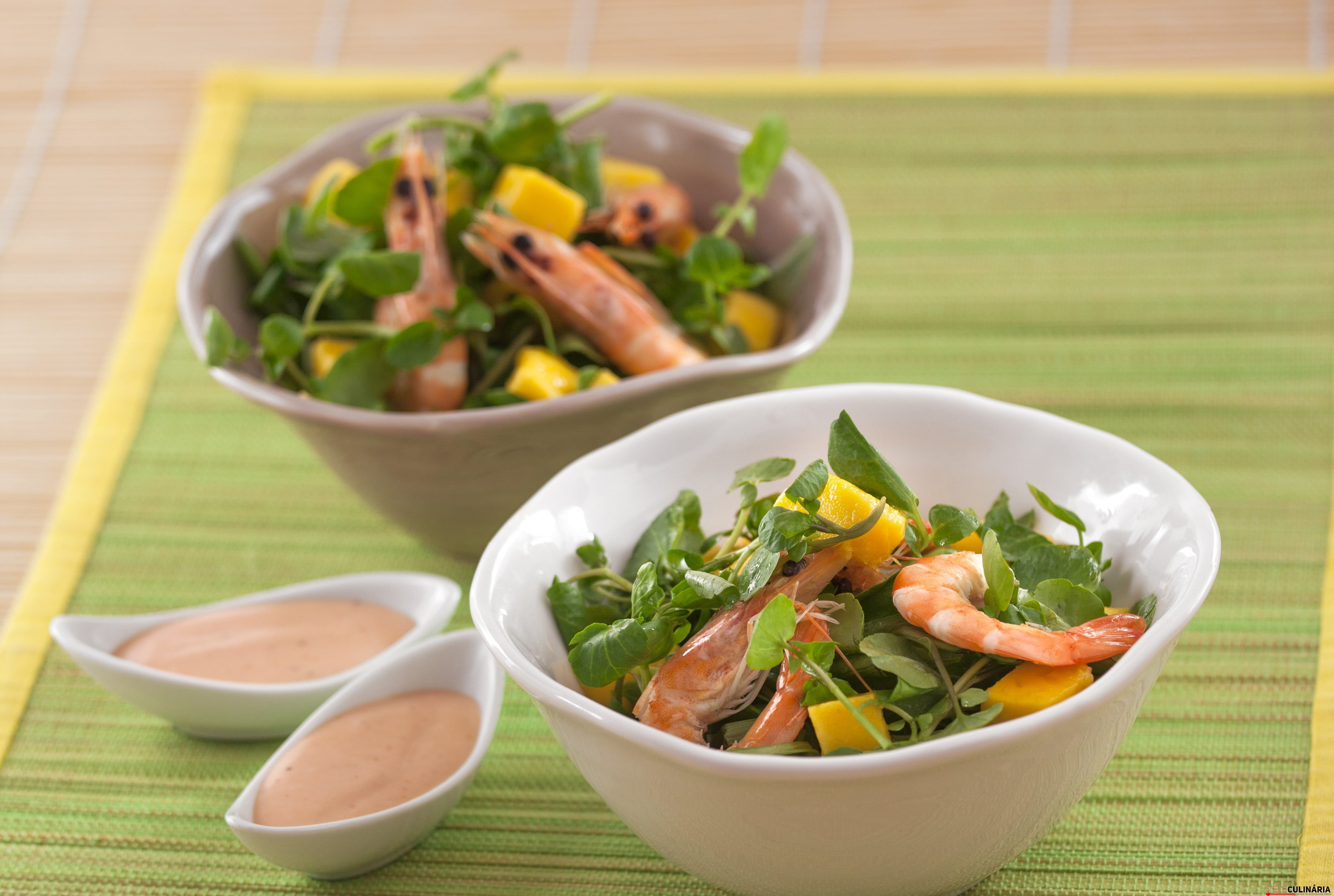 Salada de agrião com camarão e molho cocktail