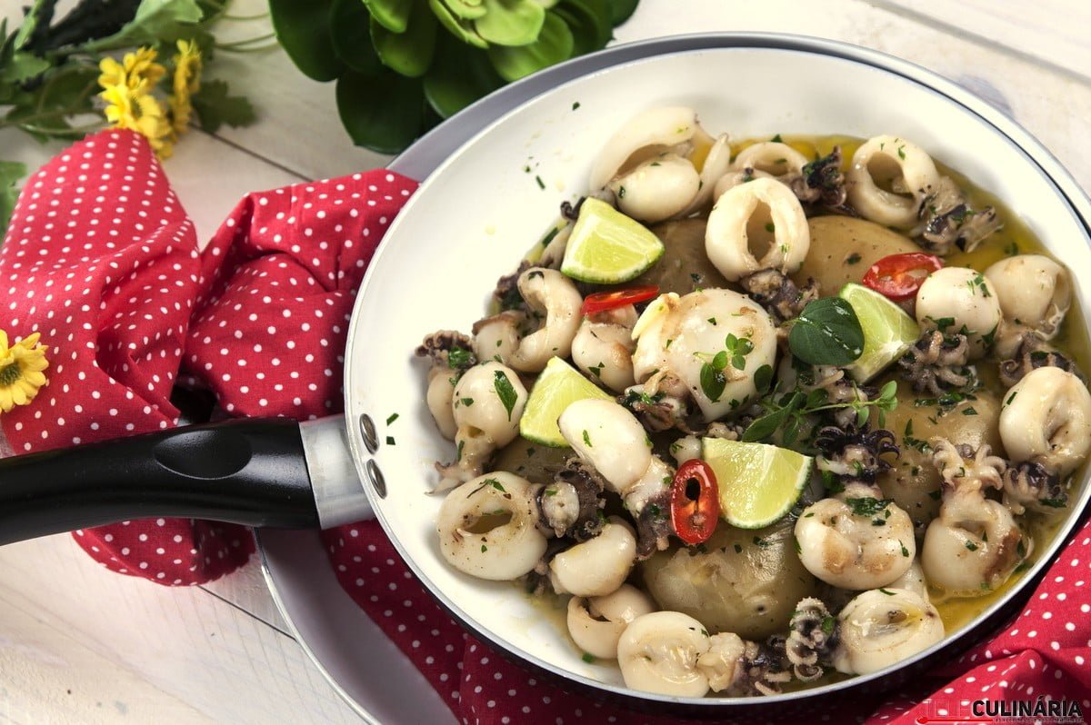 chocos-na-frigideira-com-molho-de-alho-e-ervas