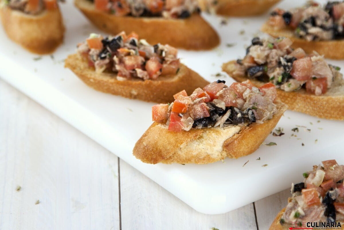 Bruschetta de tomate, atum e azeitonas