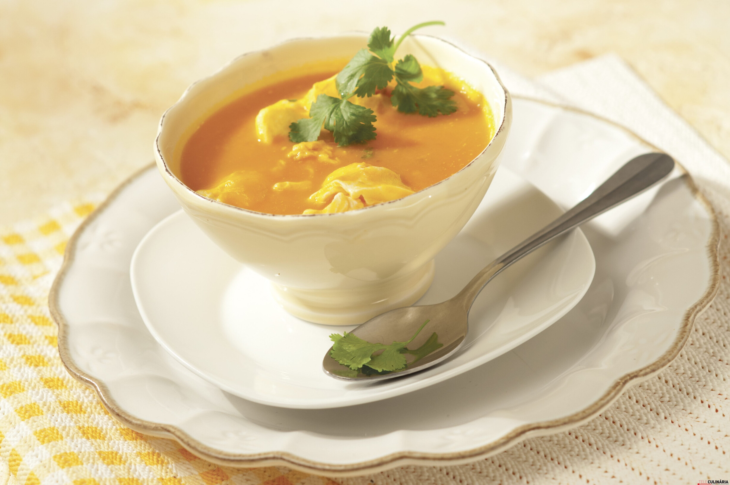 Sopa de tomate com ovos escalfados