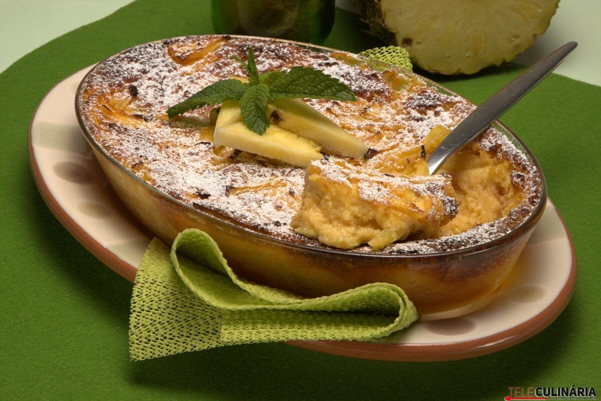 Pudim de ananás com bolo
