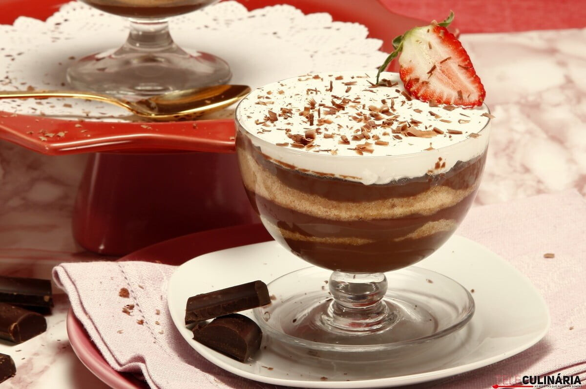 Taças de chocolate e natas