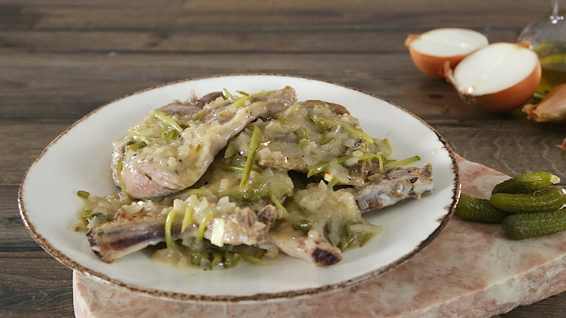 Costeletas de porco à salsicheiro