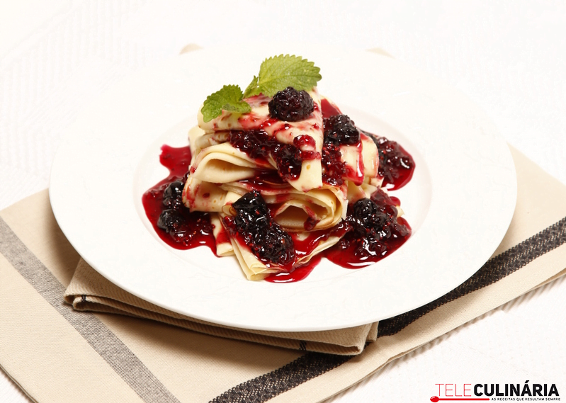 Crepes com molho de frutos silvestres