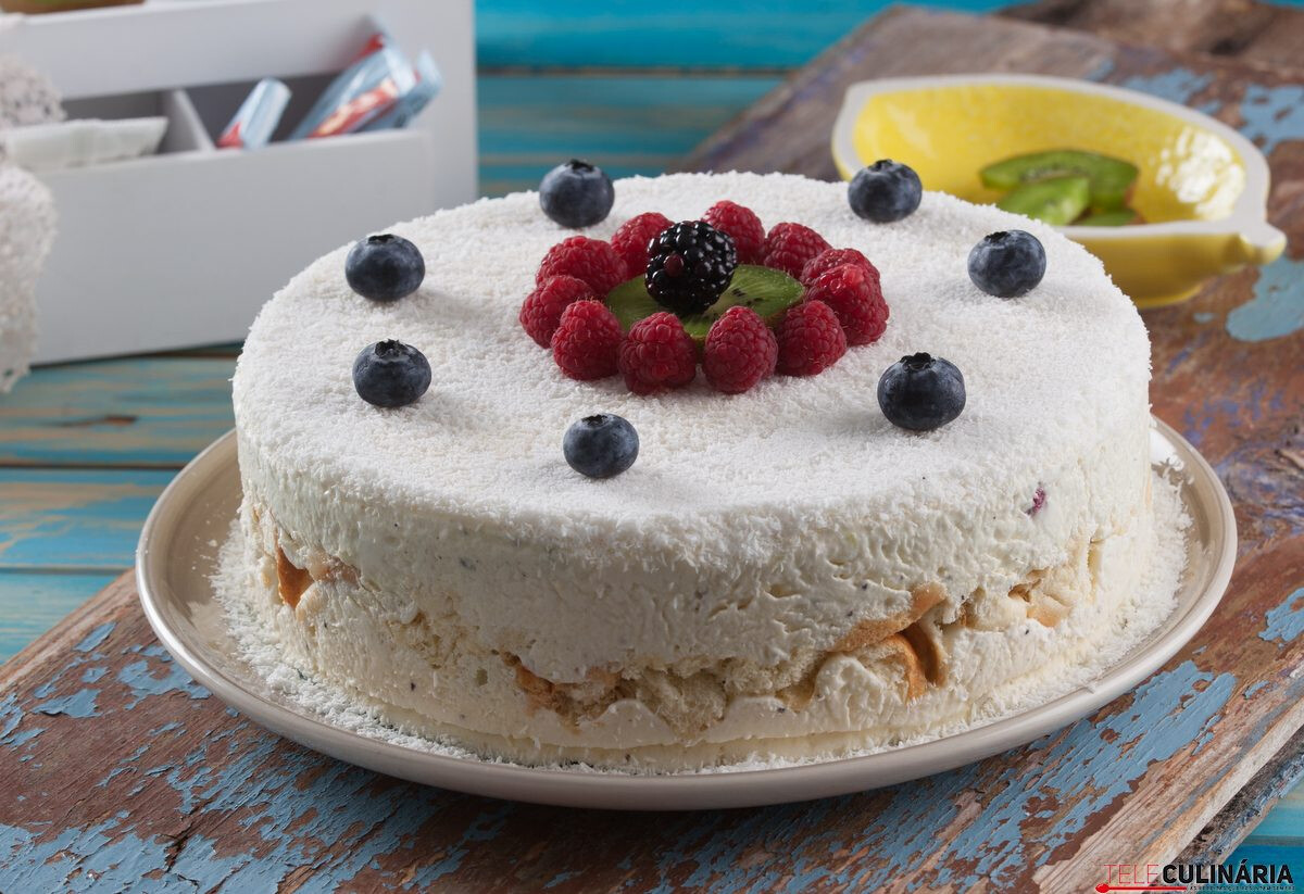 Bolo gelado de coco com fruta