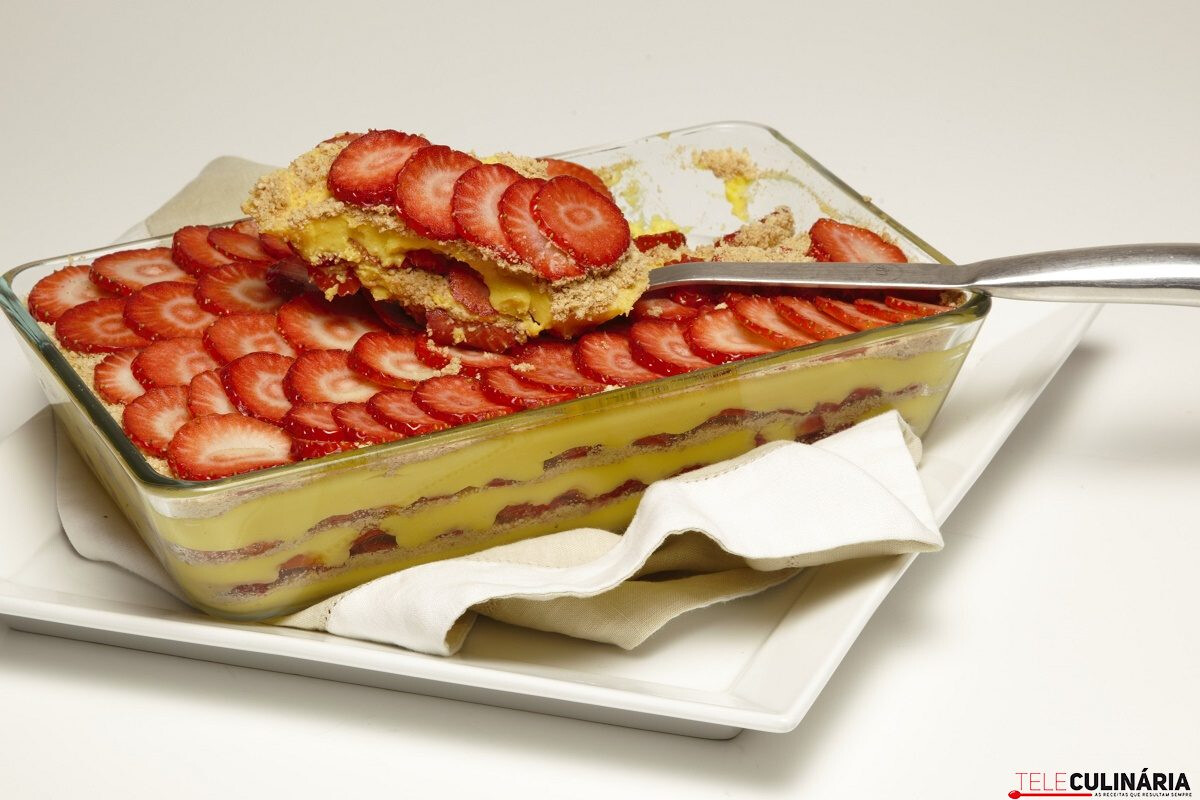 Sobremesa de bolacha com morangos