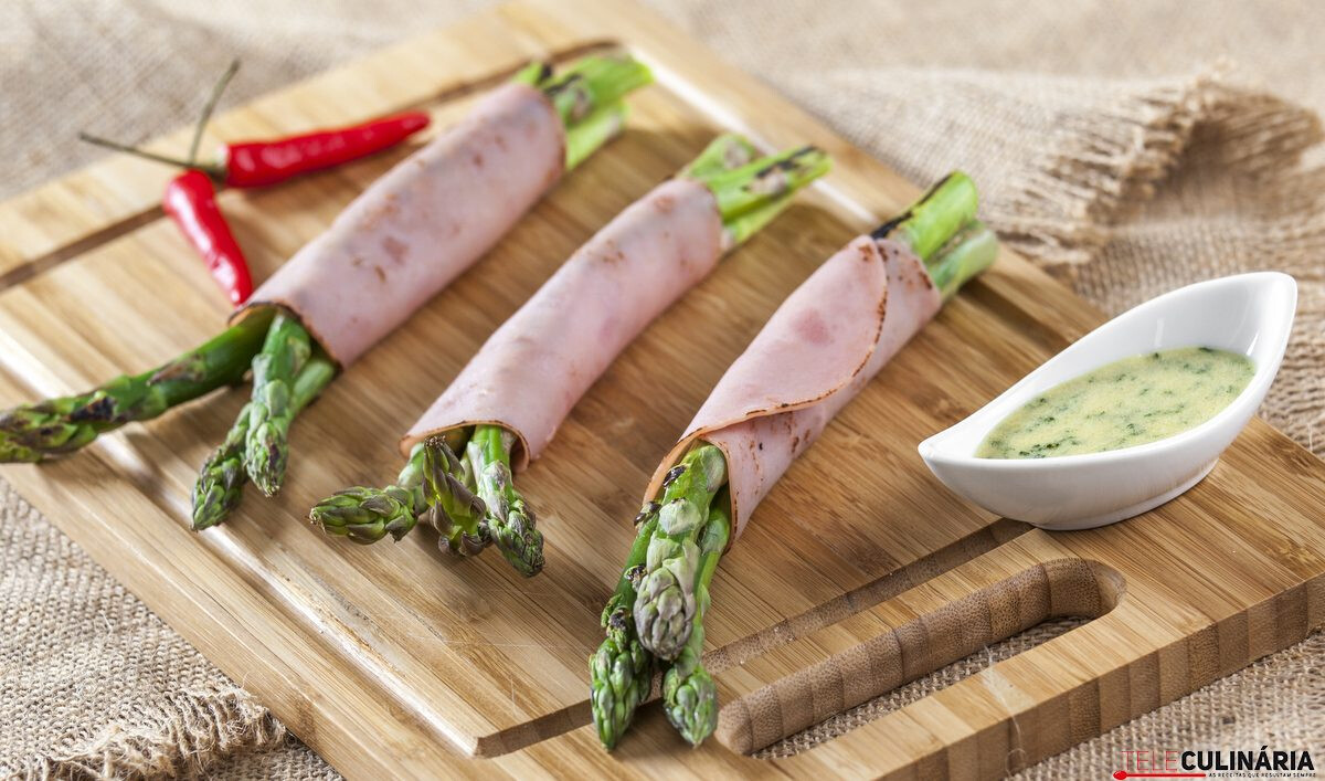 Rolinhos de espargos com fiambre de peru