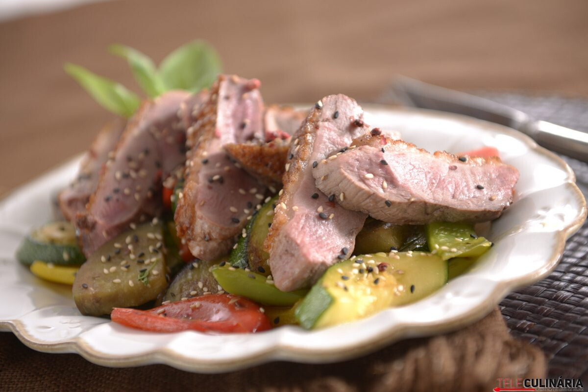 Peito de pato com mel e legumes salteados