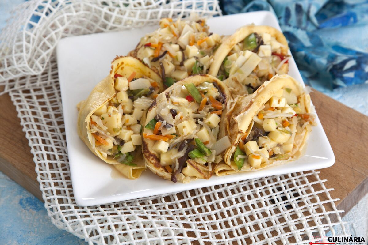 Crepes recheados com legumes e queijo