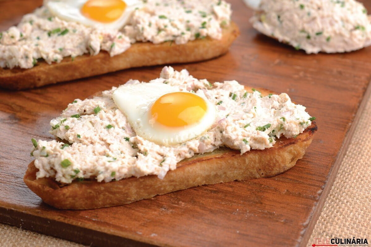 Tostas de alho com patê de frango e ovos de codorniz