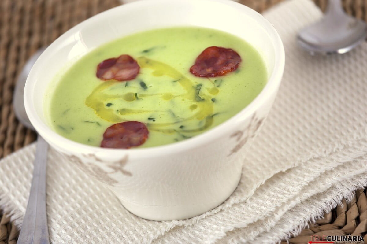 Caldo verde de coentros