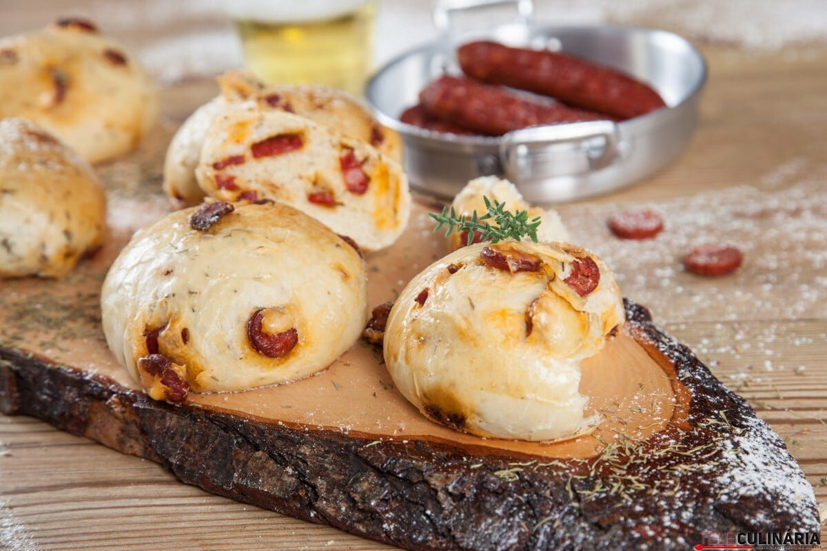 Pãezinhos de cerveja com linguiça picante
