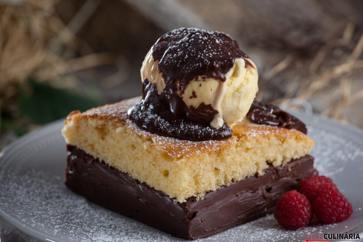 Doce de chocolate com gelado
