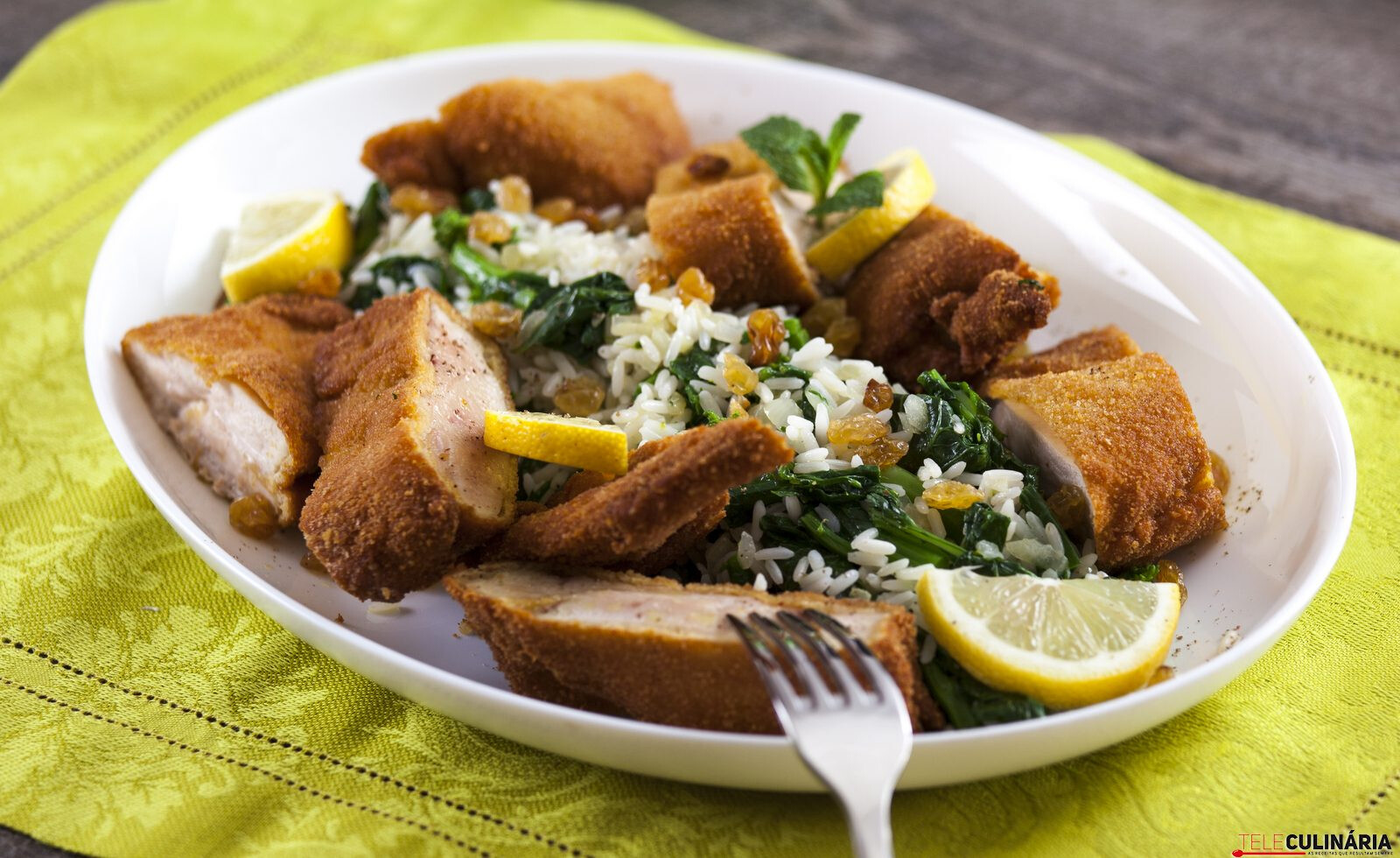Supremos de frango panados com arroz de grelos