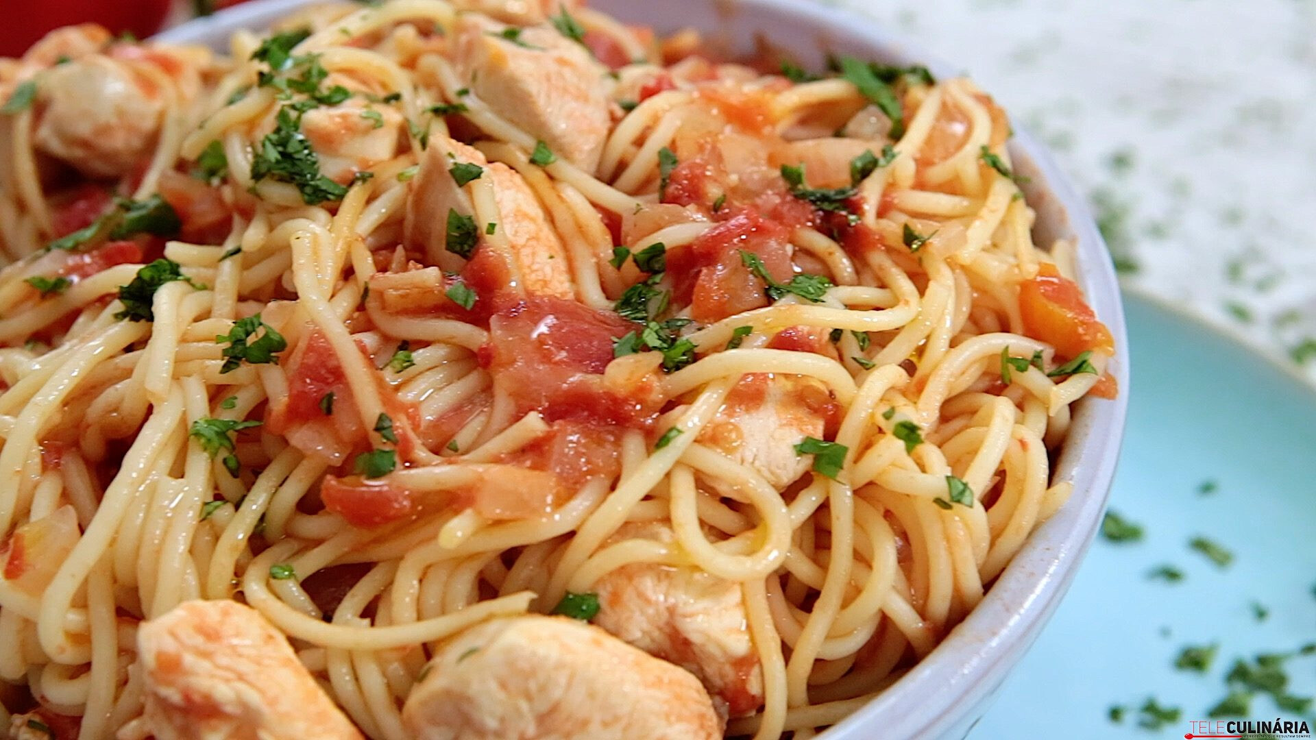 Frango guisado com esparguete