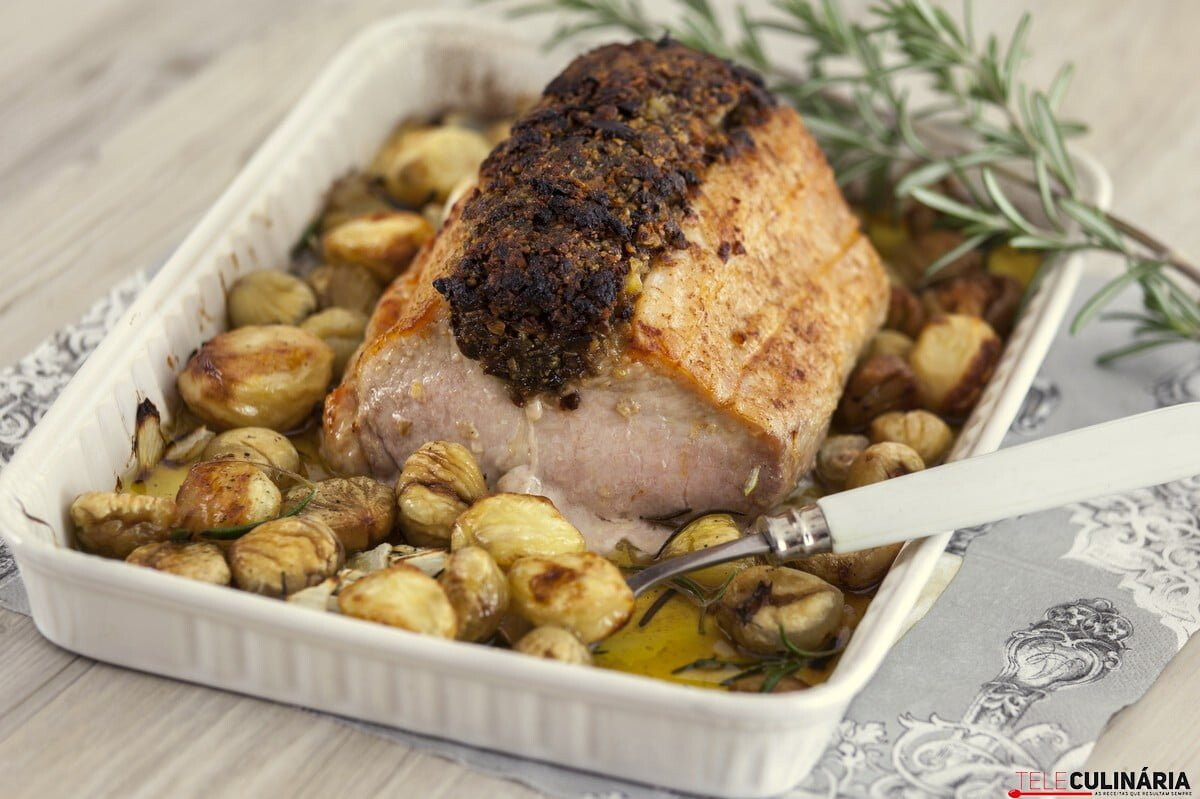 Lombo de porco com crosta de castanhas e ameixas