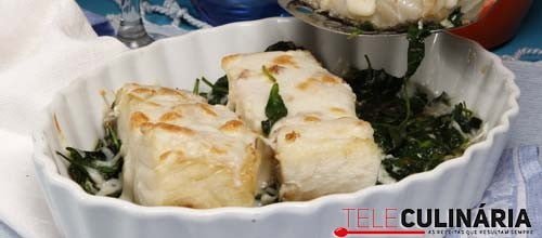 Lombo de bacalhau com queijo e espinafres