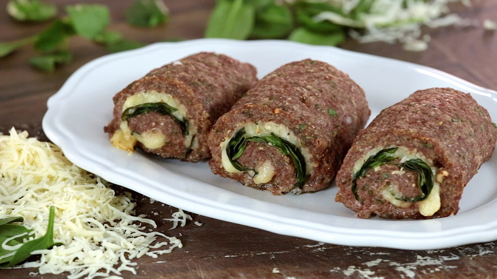 Rolo de carne com queijo e espinafres