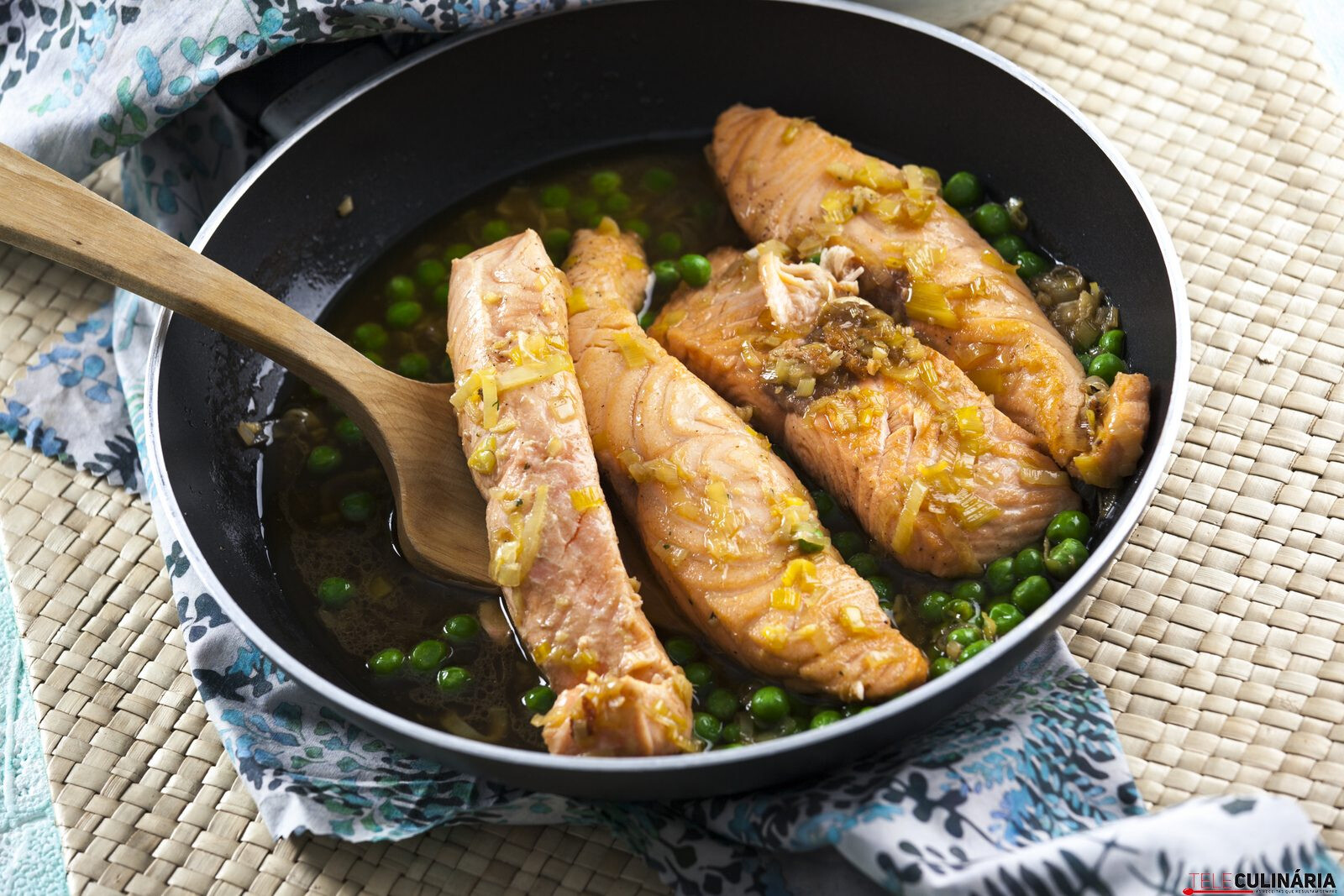 Salmão escalfado com molho de gengibre
