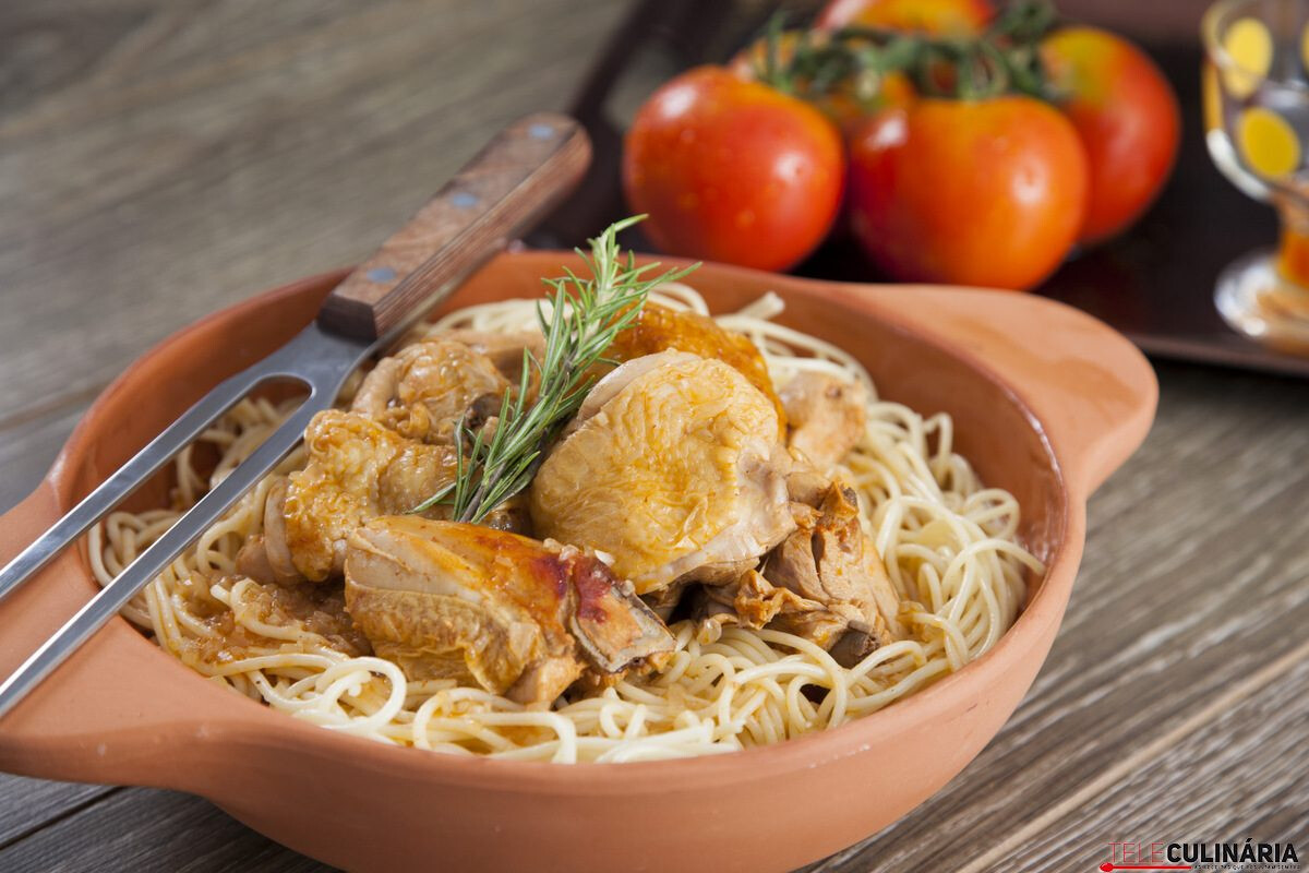 Frango na caçarola com esparguete