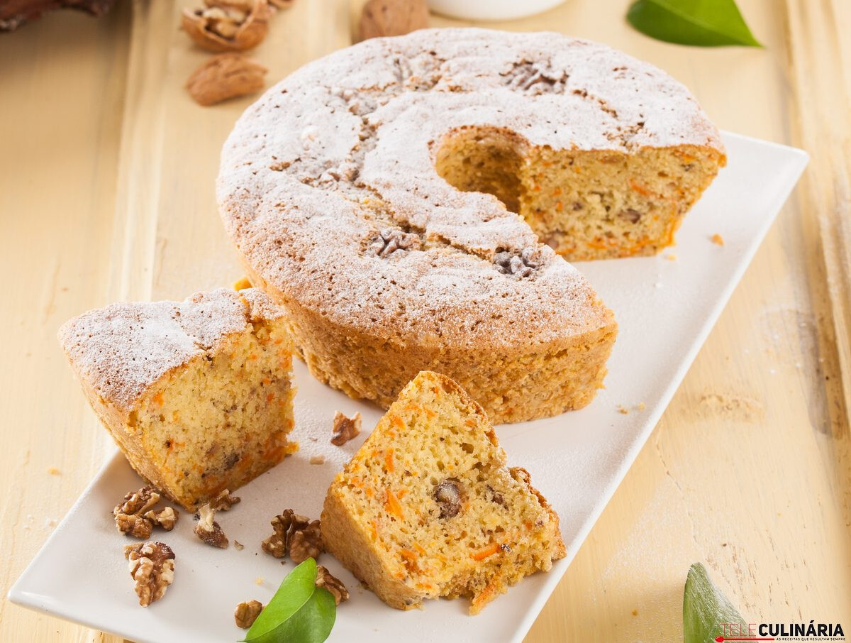 Bolo de cenoura com nozes