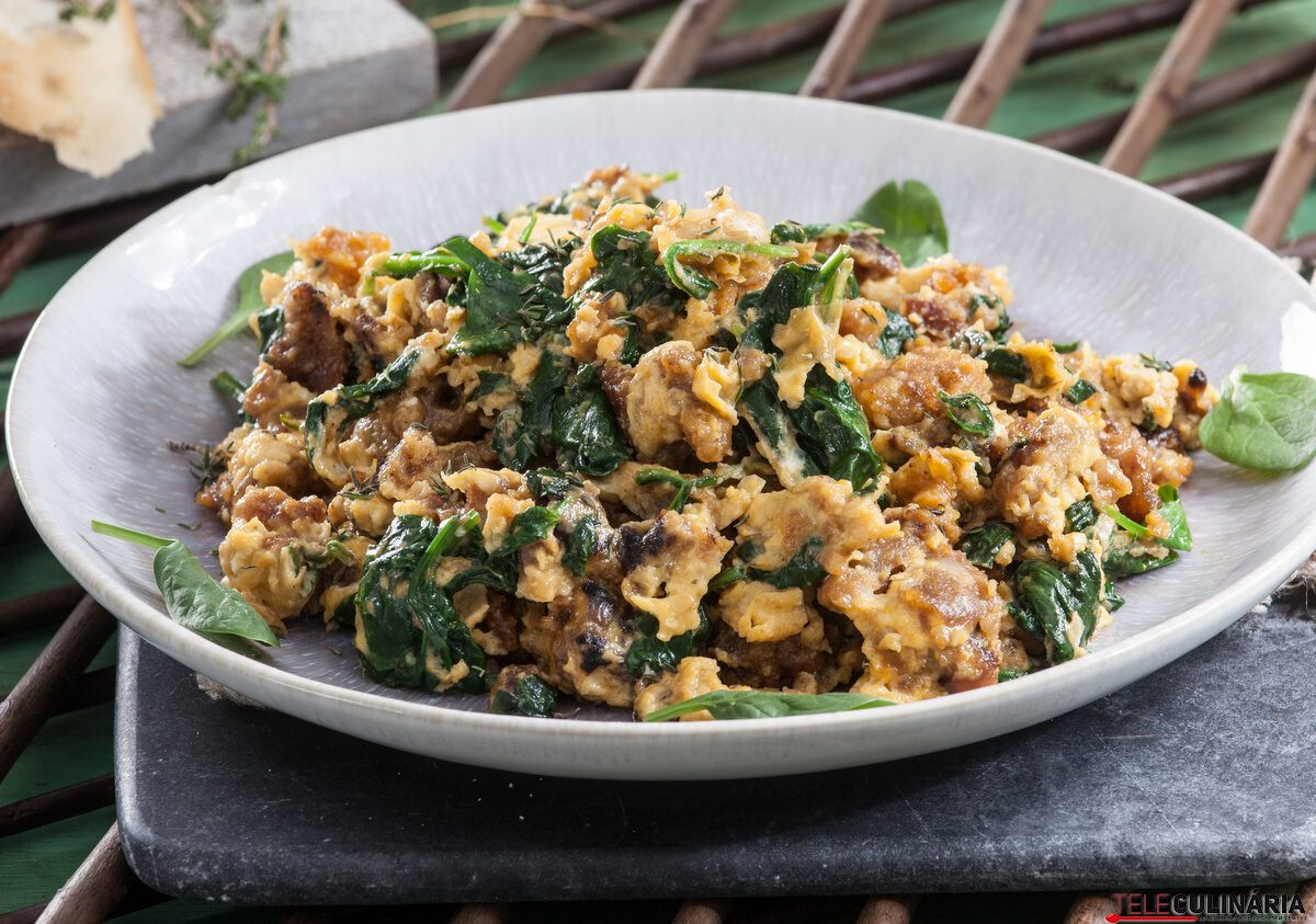 Ovos mexidos com farinheira e espinafres