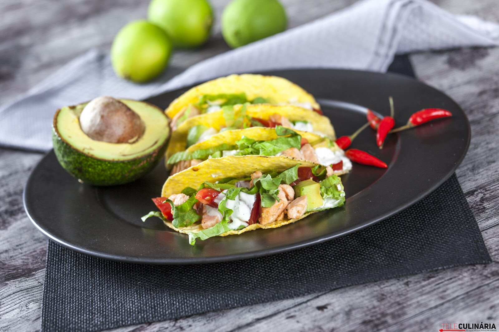 Tacos de salmão e abacate