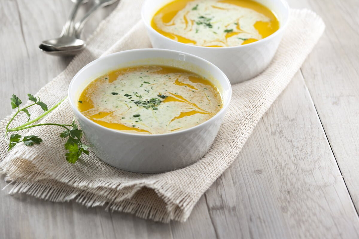 Sopa fria de cenoura e laranja com crème fraîche de salsa