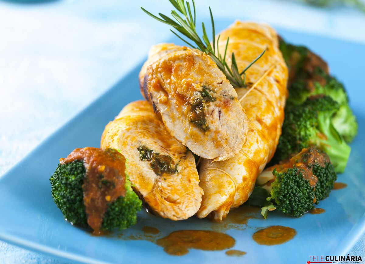 Peito de frango recheado com ervas