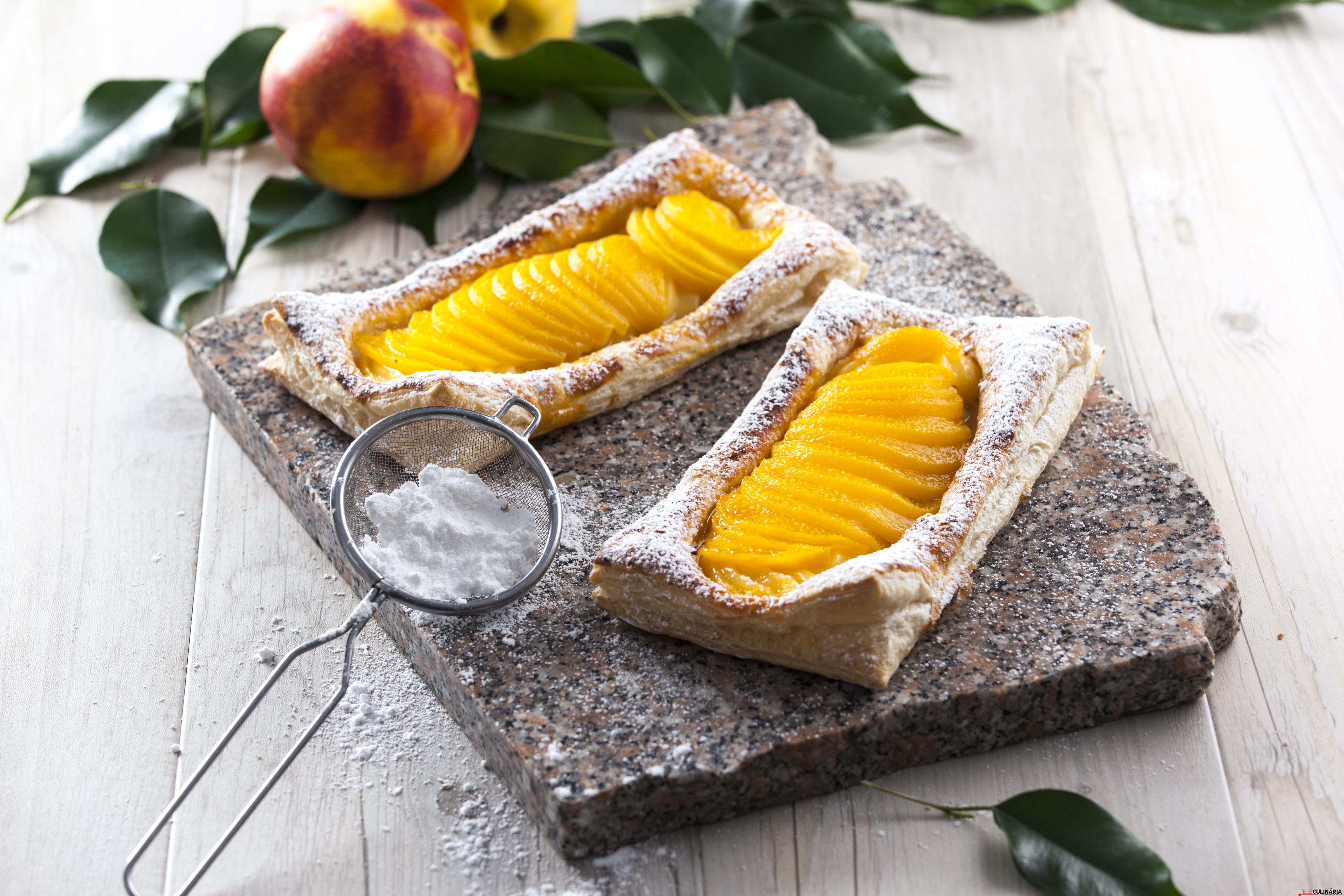 Folhado com pêssego