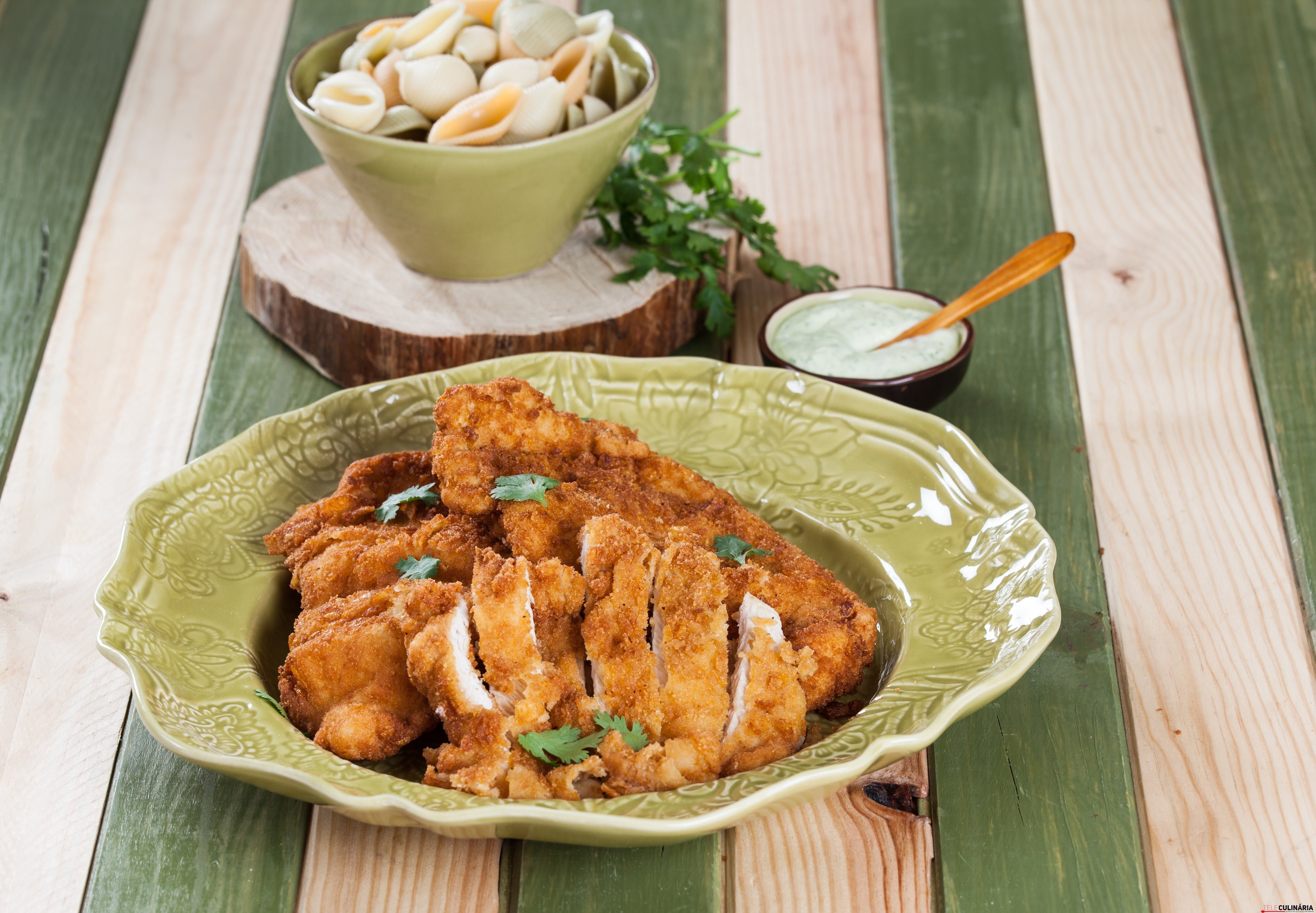 Panados de peru com maionese de alho