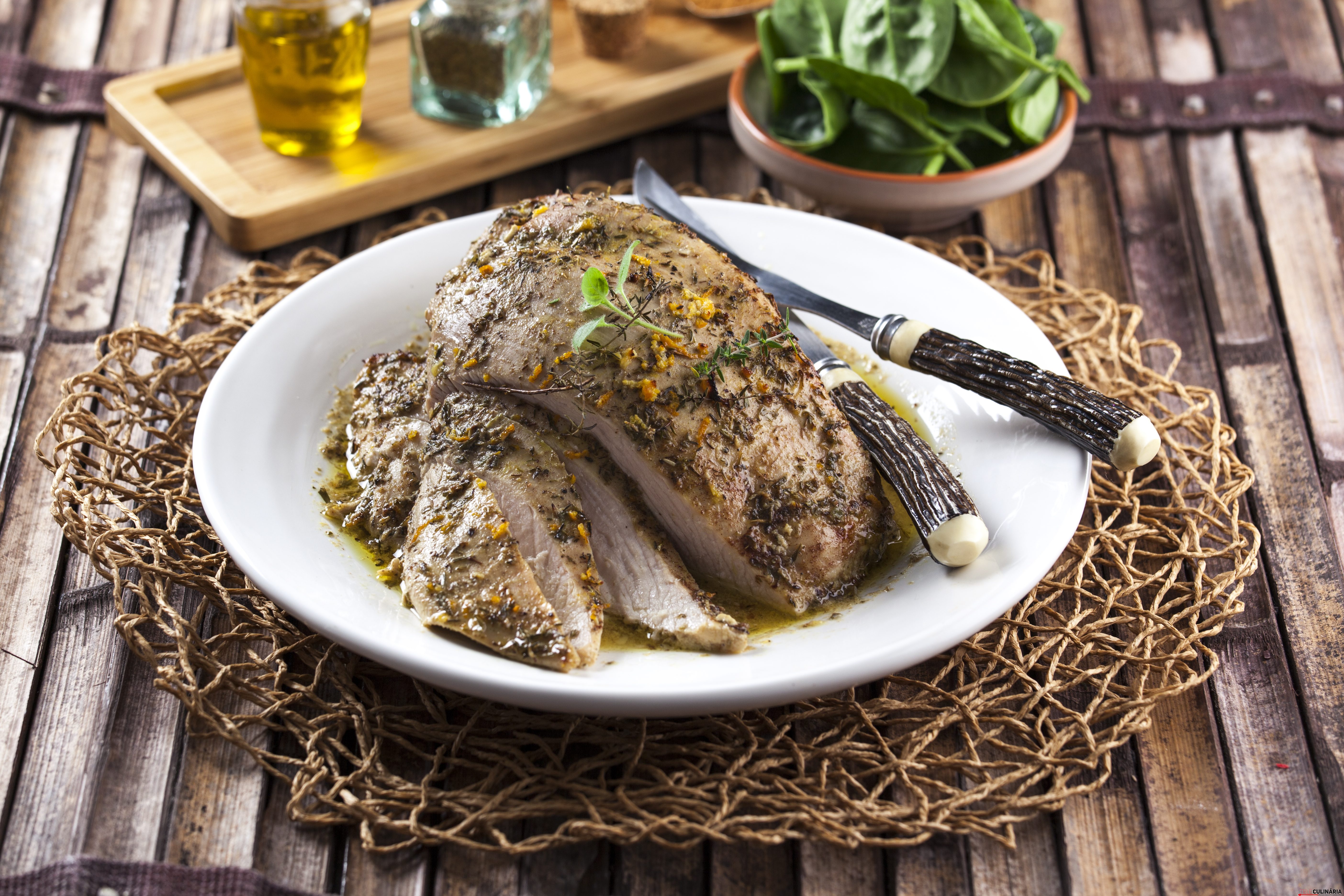 Peito de perú assado com especiarias e ervas