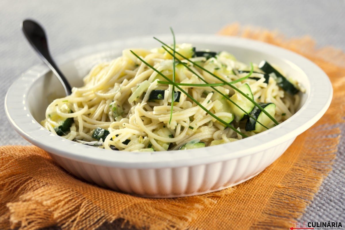 Esparguete de legumes e ervas