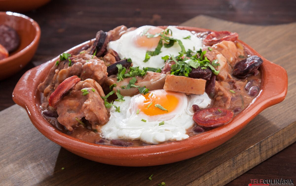 Feijoada saloia com ovos escalfados