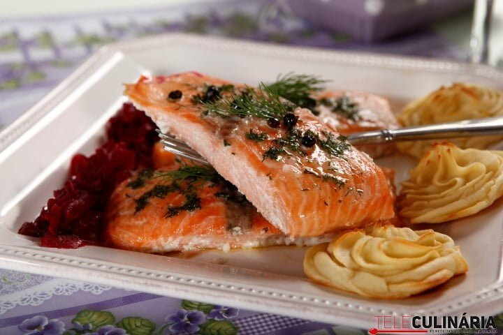 Salmão com endro e zimbro