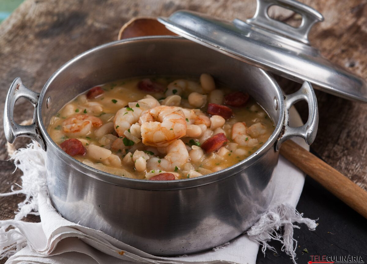 Feijoada branca de camarão com linguiça
