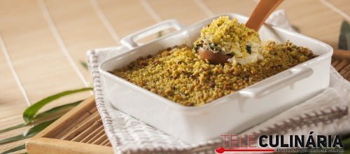 Bacalhau cremoso com espinafres e broa com ervas