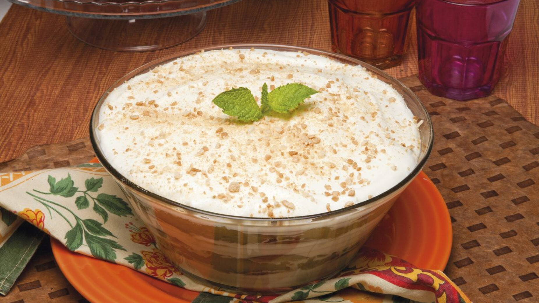 Doce de maçã com natas e bolacha