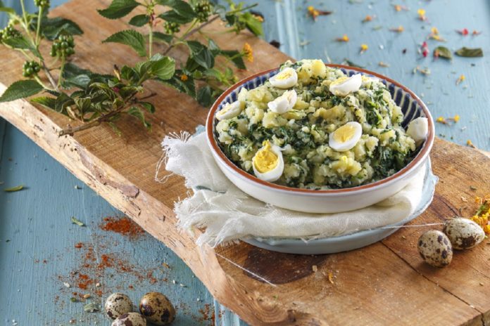 Esmagada de batata com espinafres e ovo