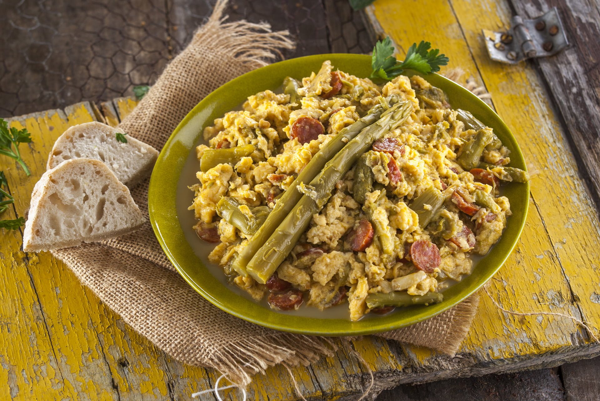 Ovos mexidos com espargos e linguiça em rodelas