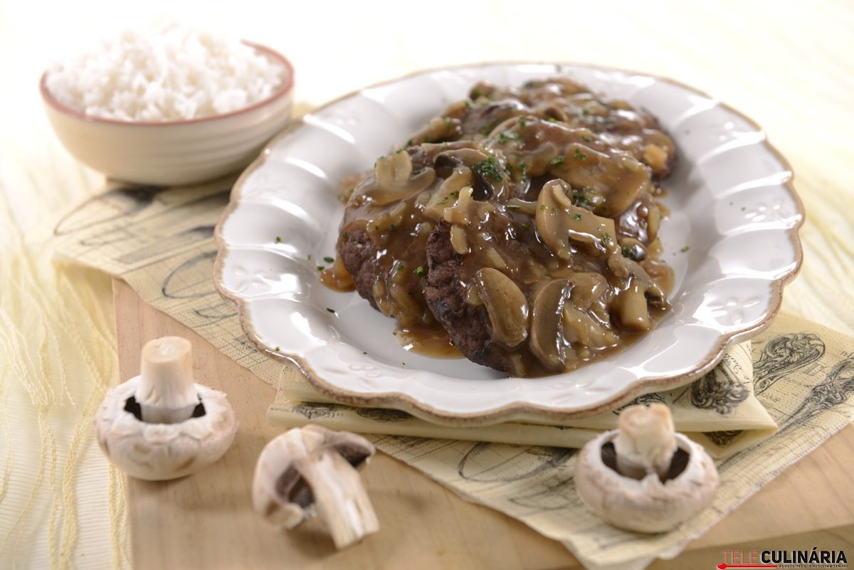 hambúrgueres no forno com molho de cogumelos