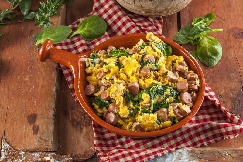 Ovos mexidos com salsichas e espinafres - @TeleCulinária