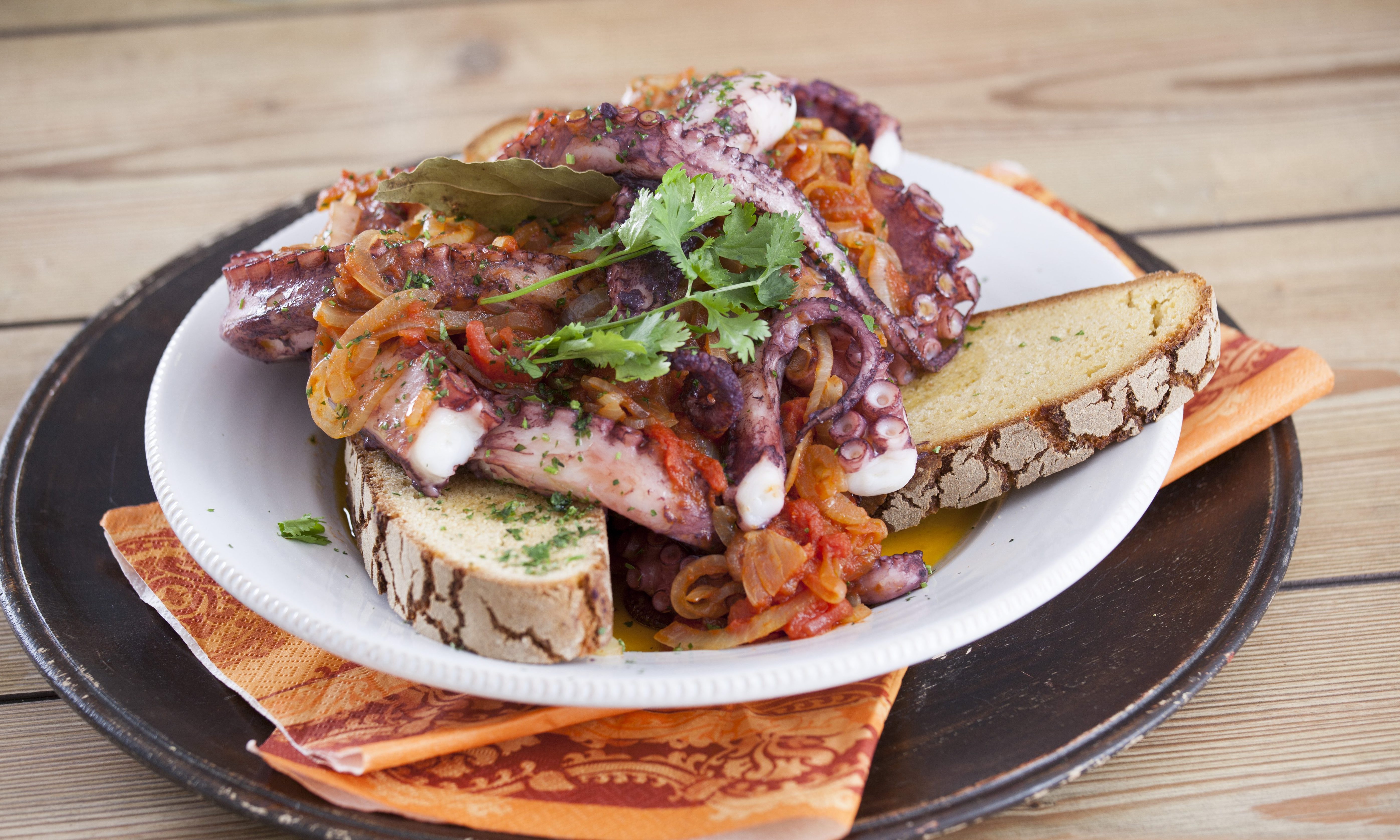 Polvo assado no forno com broa