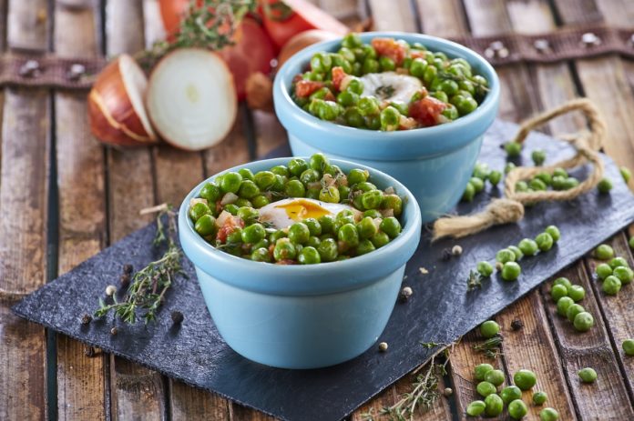 Tacinha de ervilhas com ovos escalfados