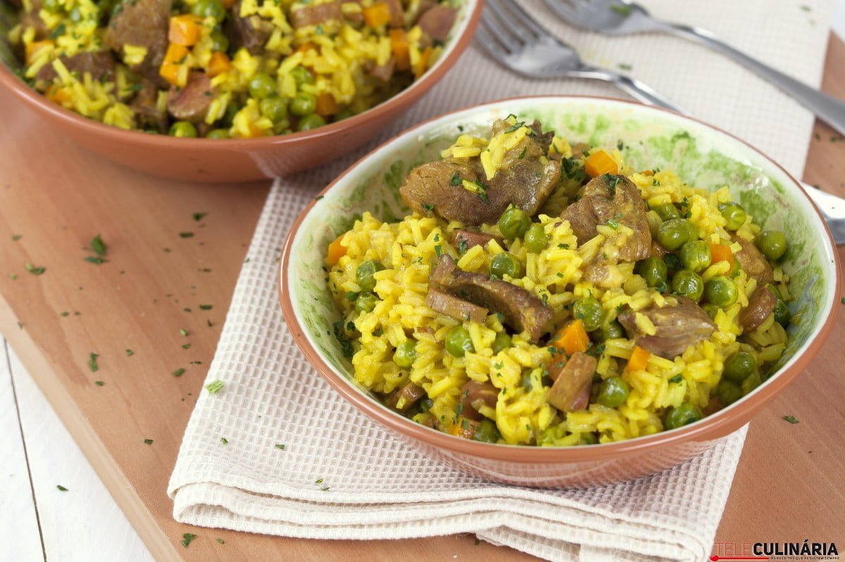 arroz de legumes com carne e salsichas