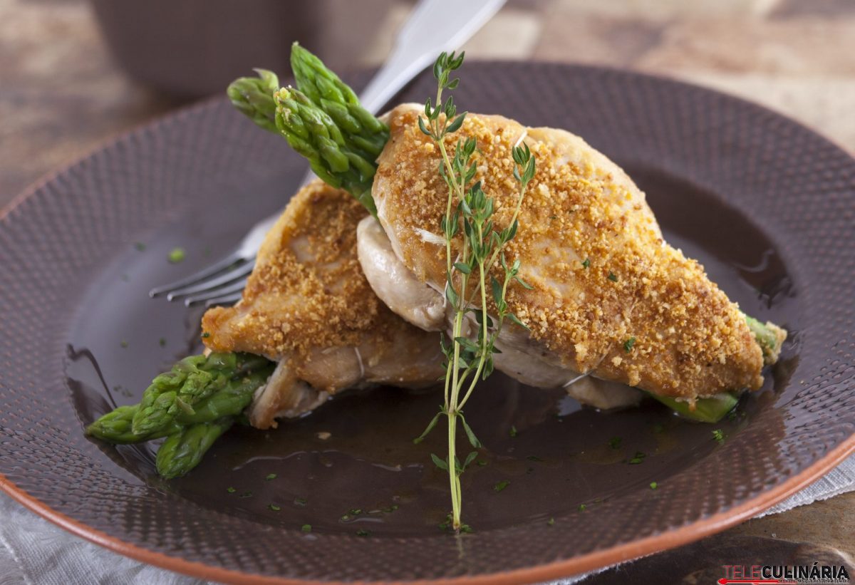 peitinhos de frango recheados com espargos